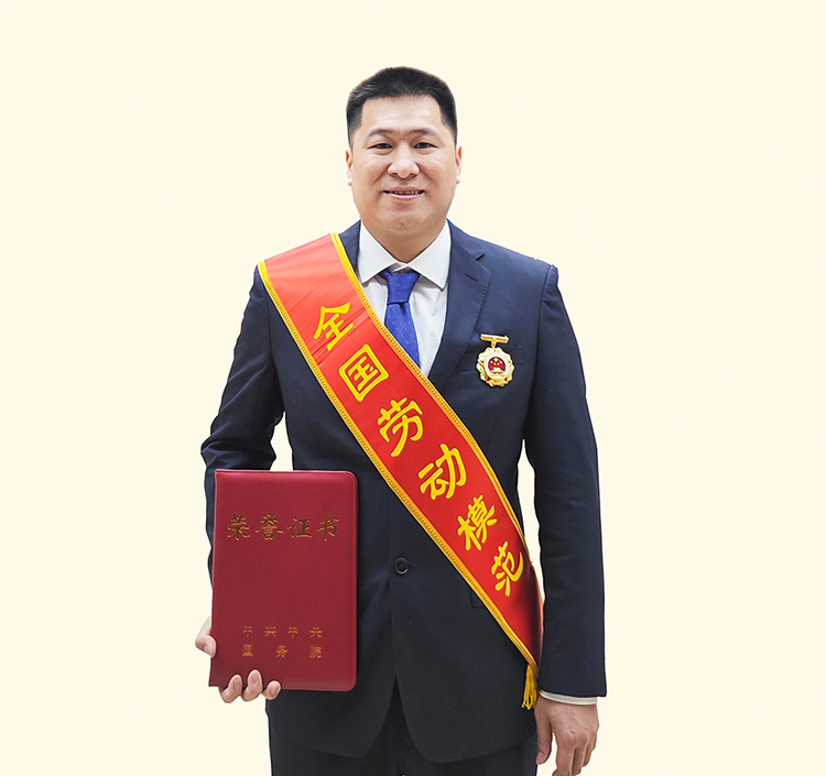 冠亚电子体育“85后”特级技师庞淇文荣获全国劳动模范